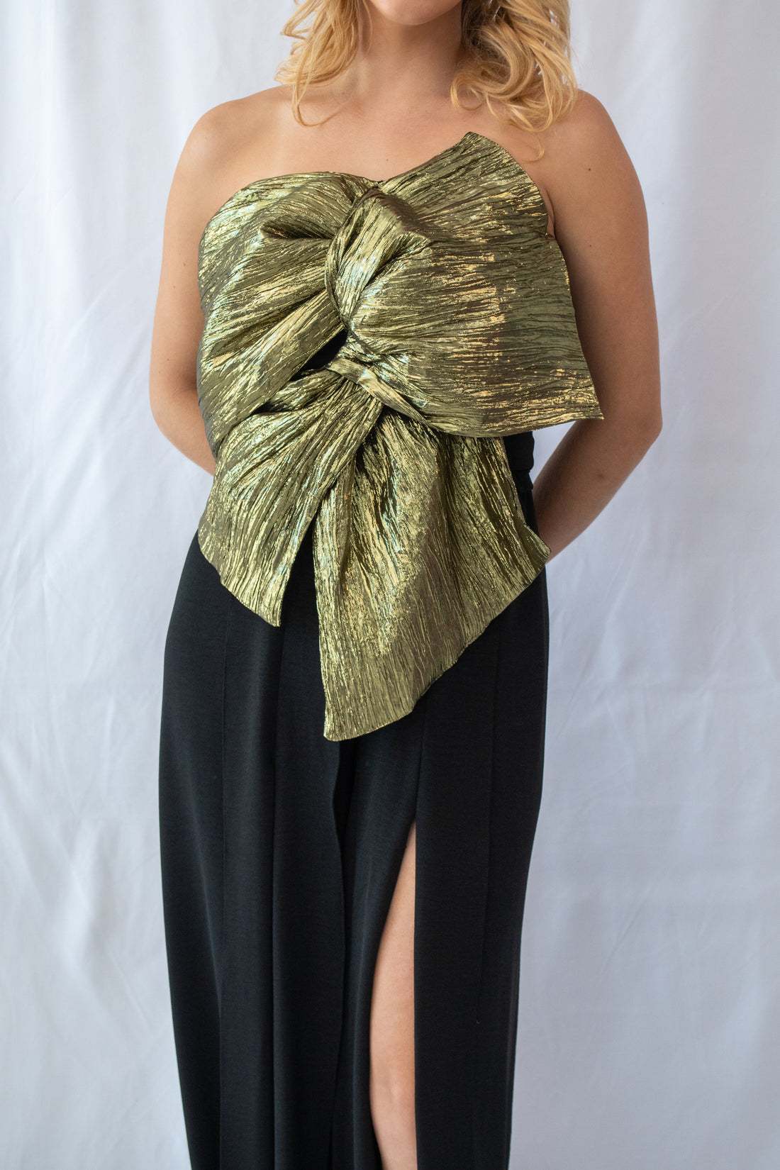 Blusa dorada moño